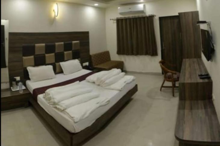 בהופאל Hotel Shree Vatika מראה חיצוני תמונה