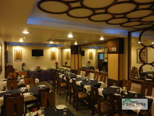 בהופאל Hotel Shree Vatika מראה חיצוני תמונה